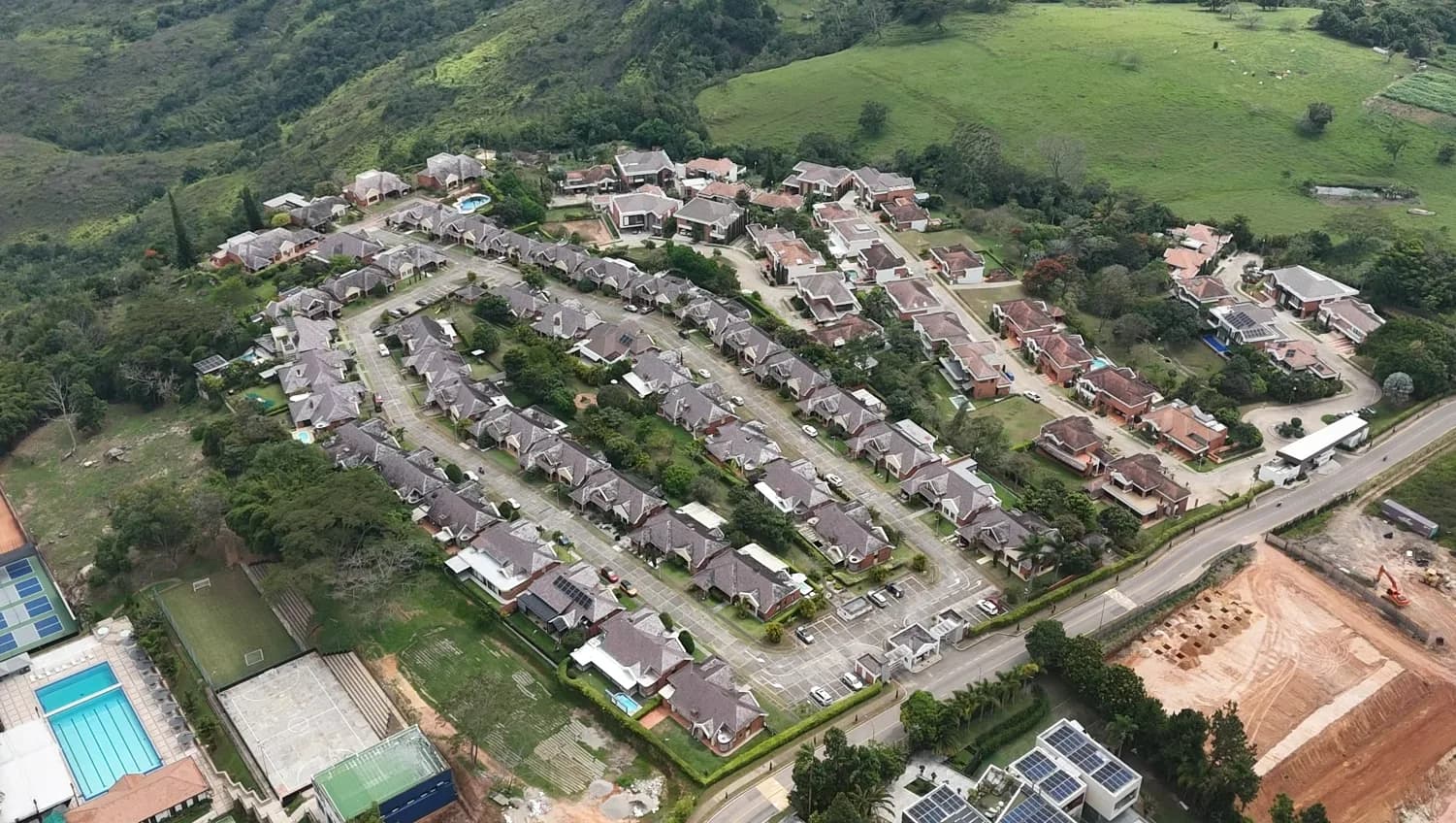 Vista aérea de Altos de Yerbabuena, Ruitoque Condominio — sector elevado con vegetación y casas campestres
