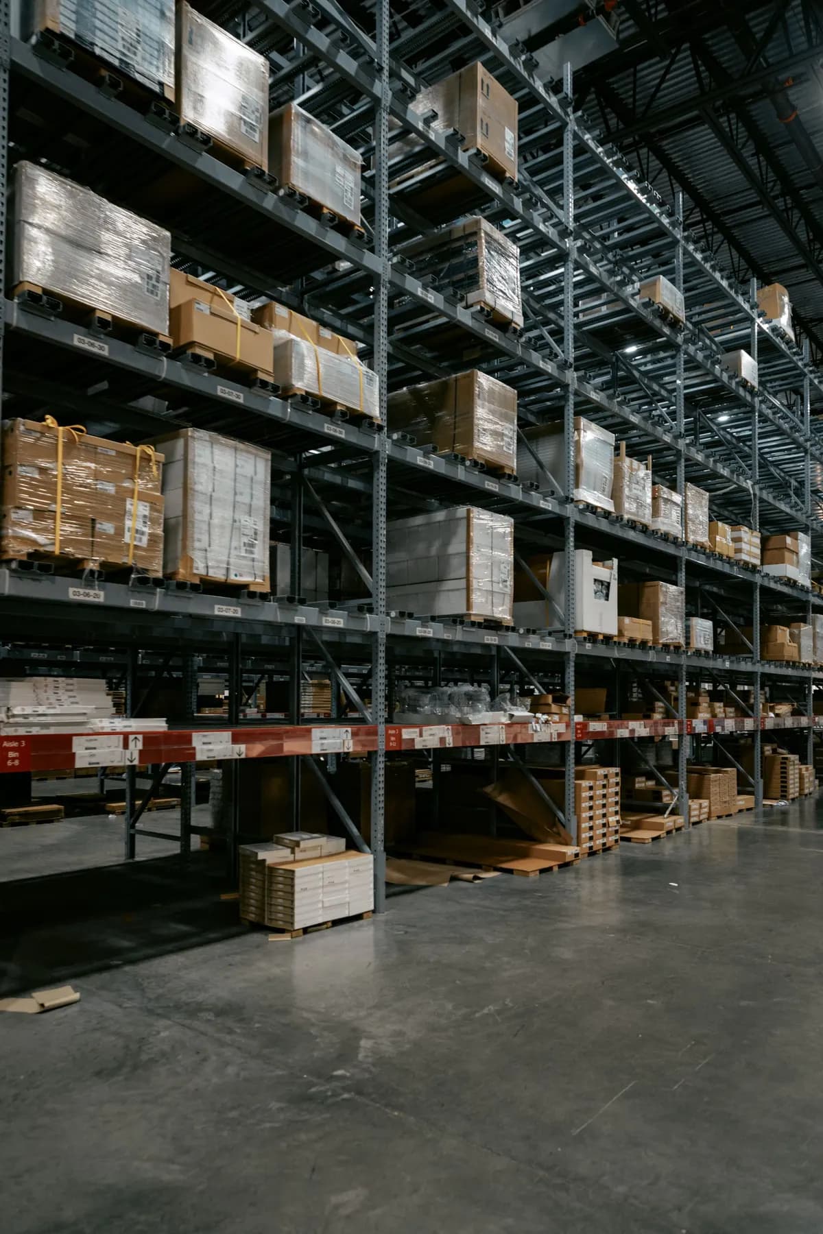 Interior de bodega industrial con estantería de almacenamiento en altura — referencia para bodegas en arriendo en Bucaramanga