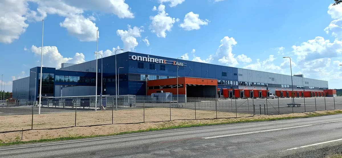 Muelles de carga de un centro de distribución logístico — referencia para bodegas industriales en Bucaramanga