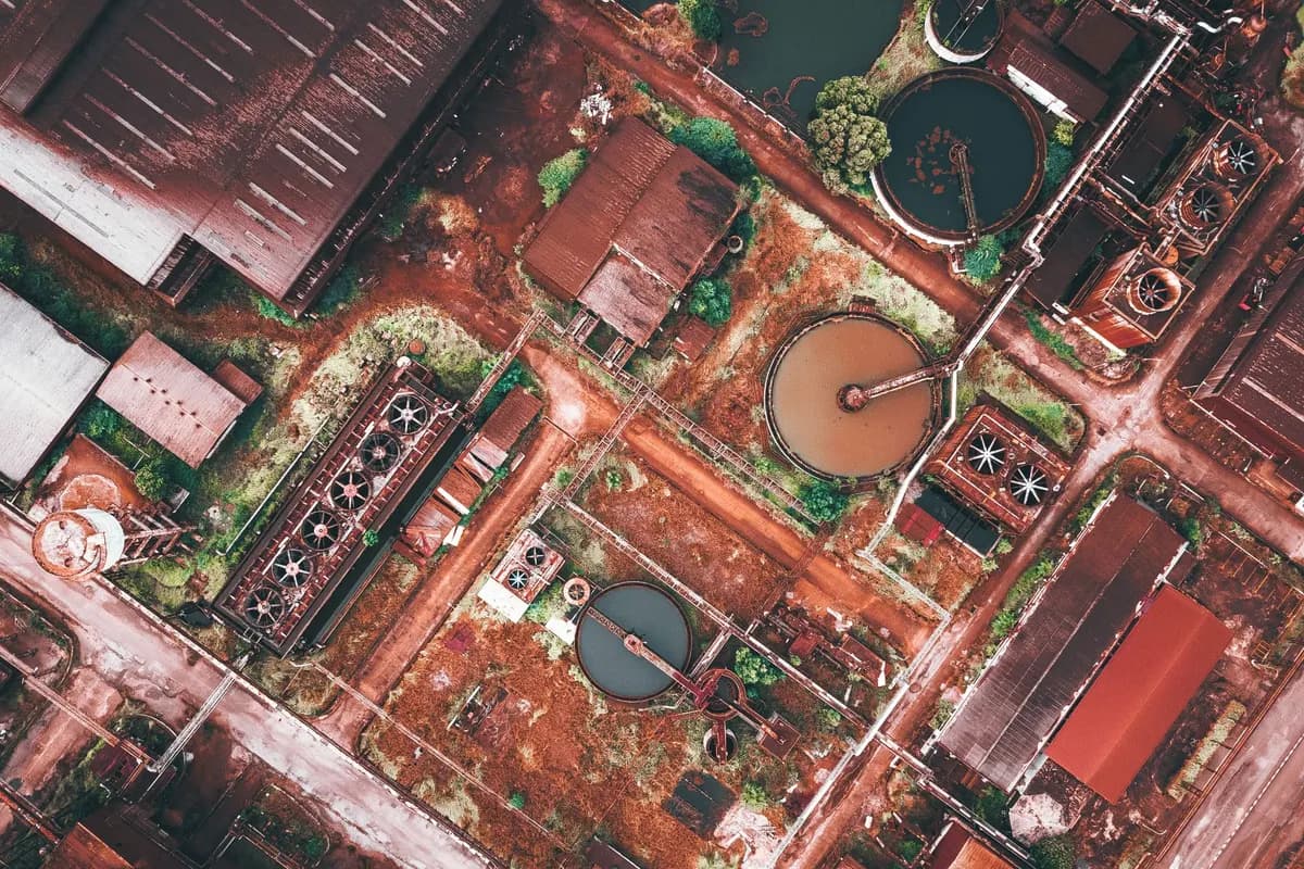 Vista aérea de un parque industrial con bodegas y patios de maniobra — corredores industriales del área metropolitana de Bucaramanga