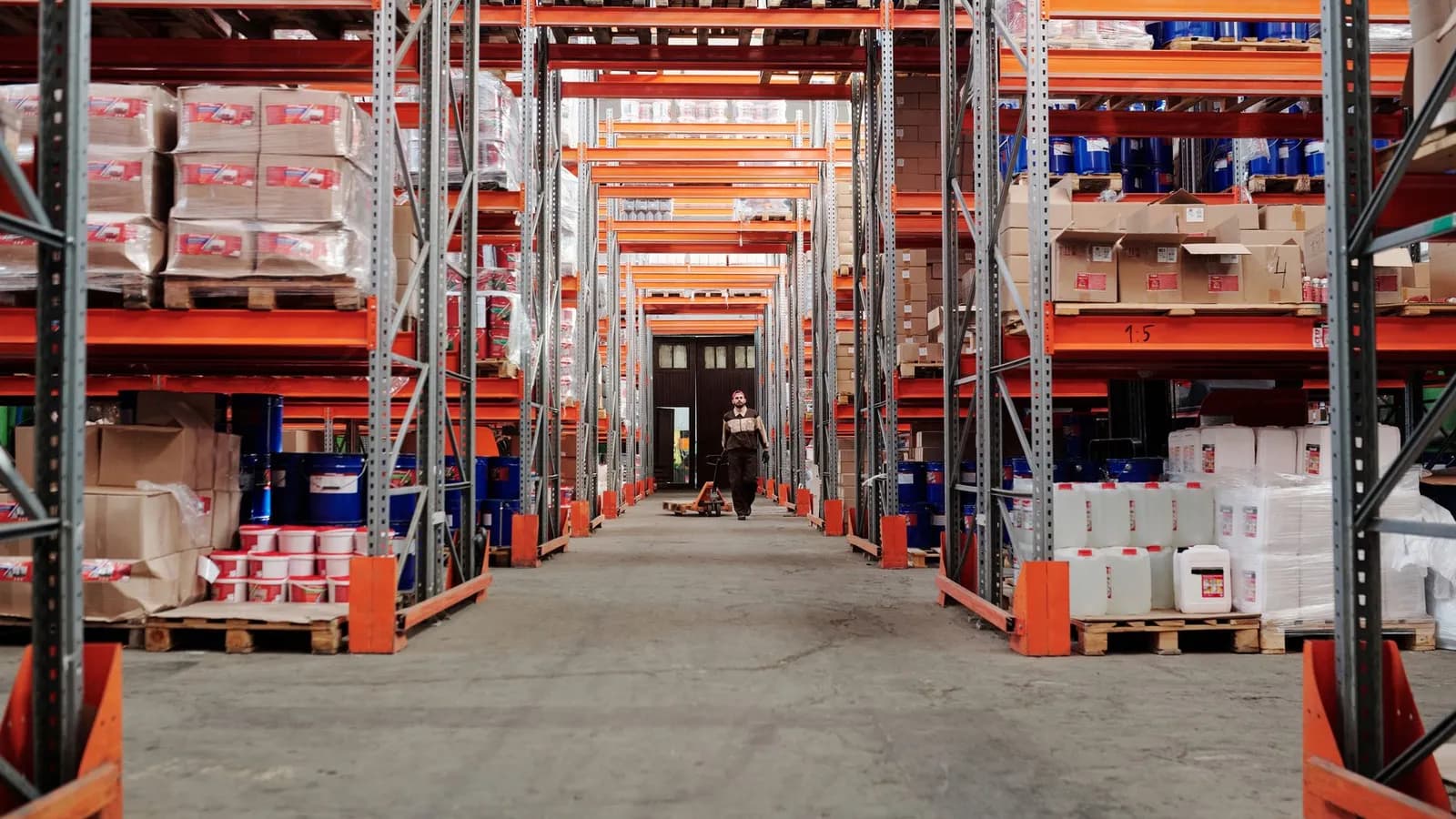 Interior de bodega industrial con estantería de gran altura — bodegas en arriendo y venta en Bucaramanga