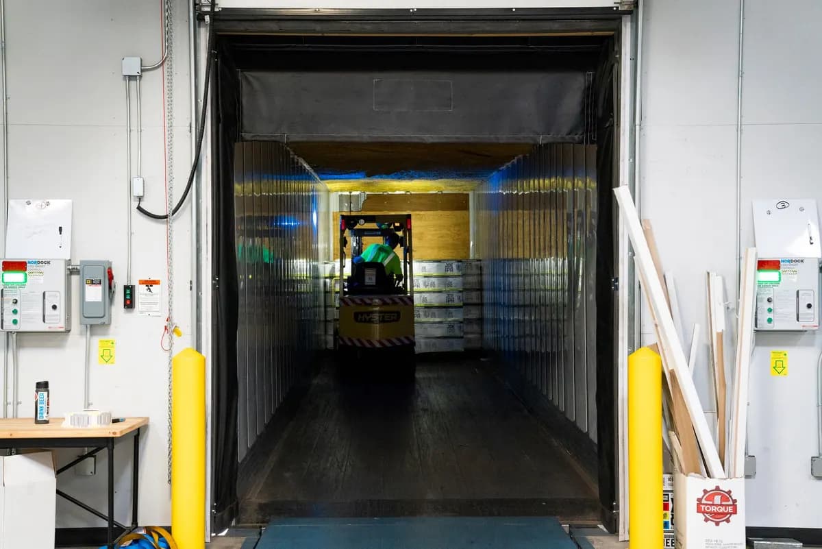 Portón industrial y plataforma de cargue de una bodega — referencia para bodegas en arriendo en Chimitá
