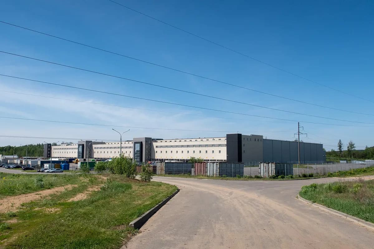 Naves industriales con patio de contenedores — referencia para los parques de la vía Girón–Bucaramanga