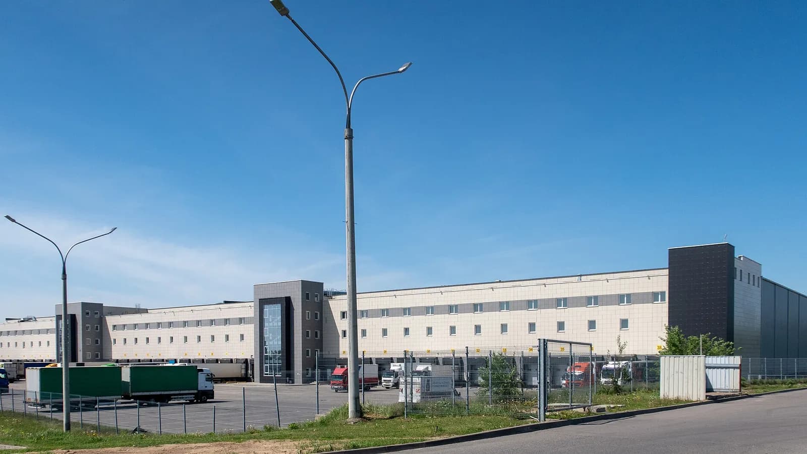 Nave logística de gran formato sobre corredor vial — bodegas en arriendo y venta en Girón, Santander