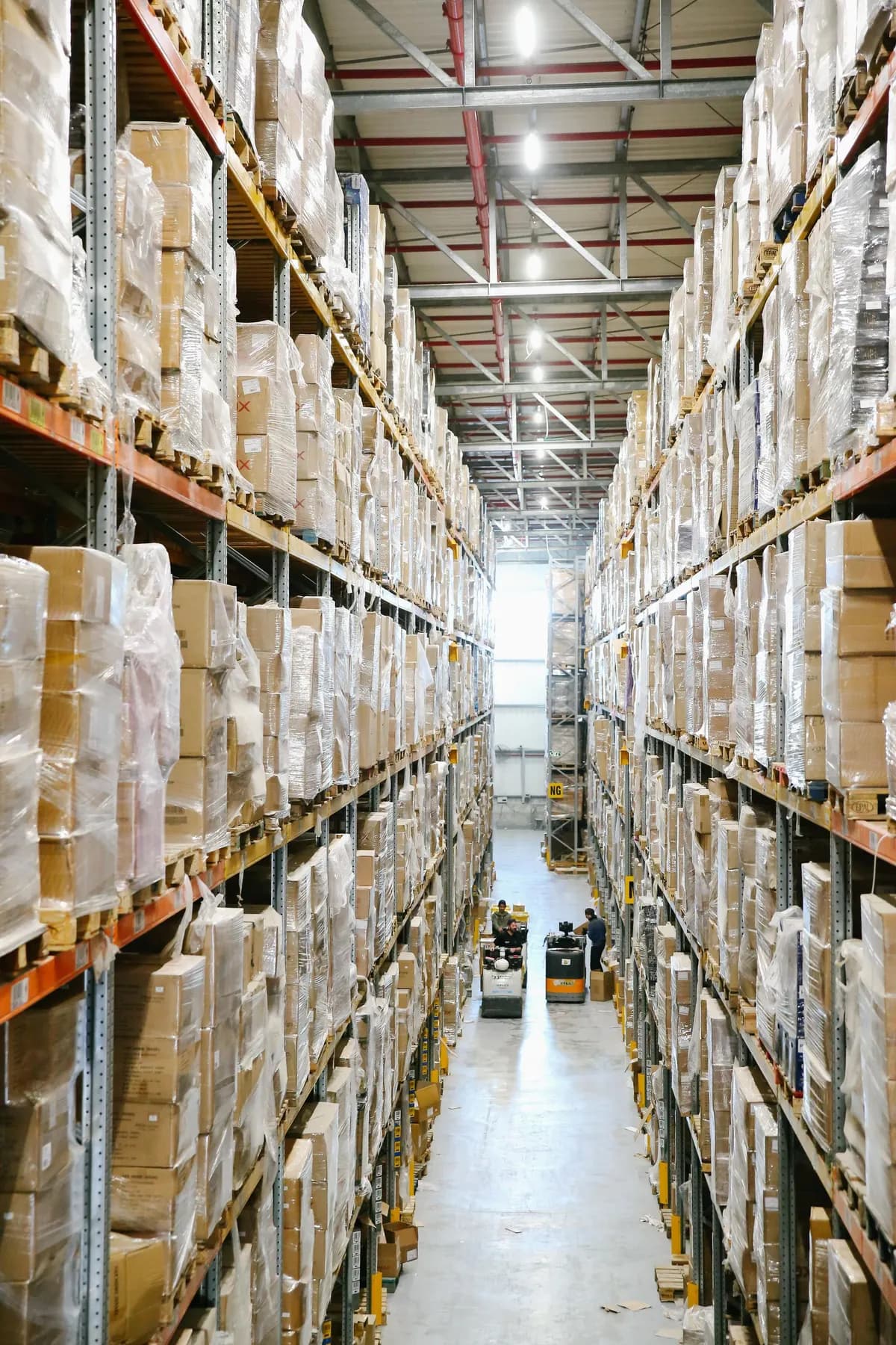 Interior de centro de distribución con estantería de gran altura — operación logística bajo régimen franco