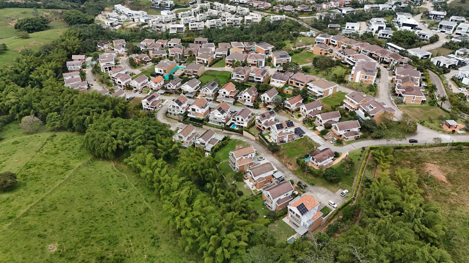 Vista aérea de Buenavista, Ruitoque Condominio — sector con panorámica sobre el área metropolitana de Bucaramanga