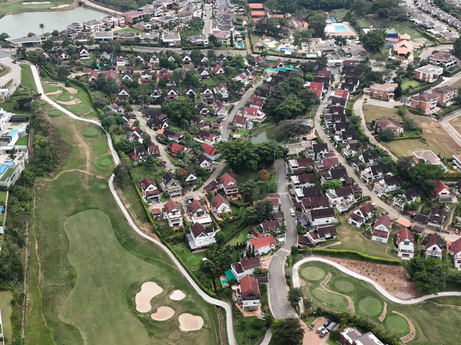Vista aérea de El Laguito, Ruitoque Condominio — sector con espejo de agua y casas campestres