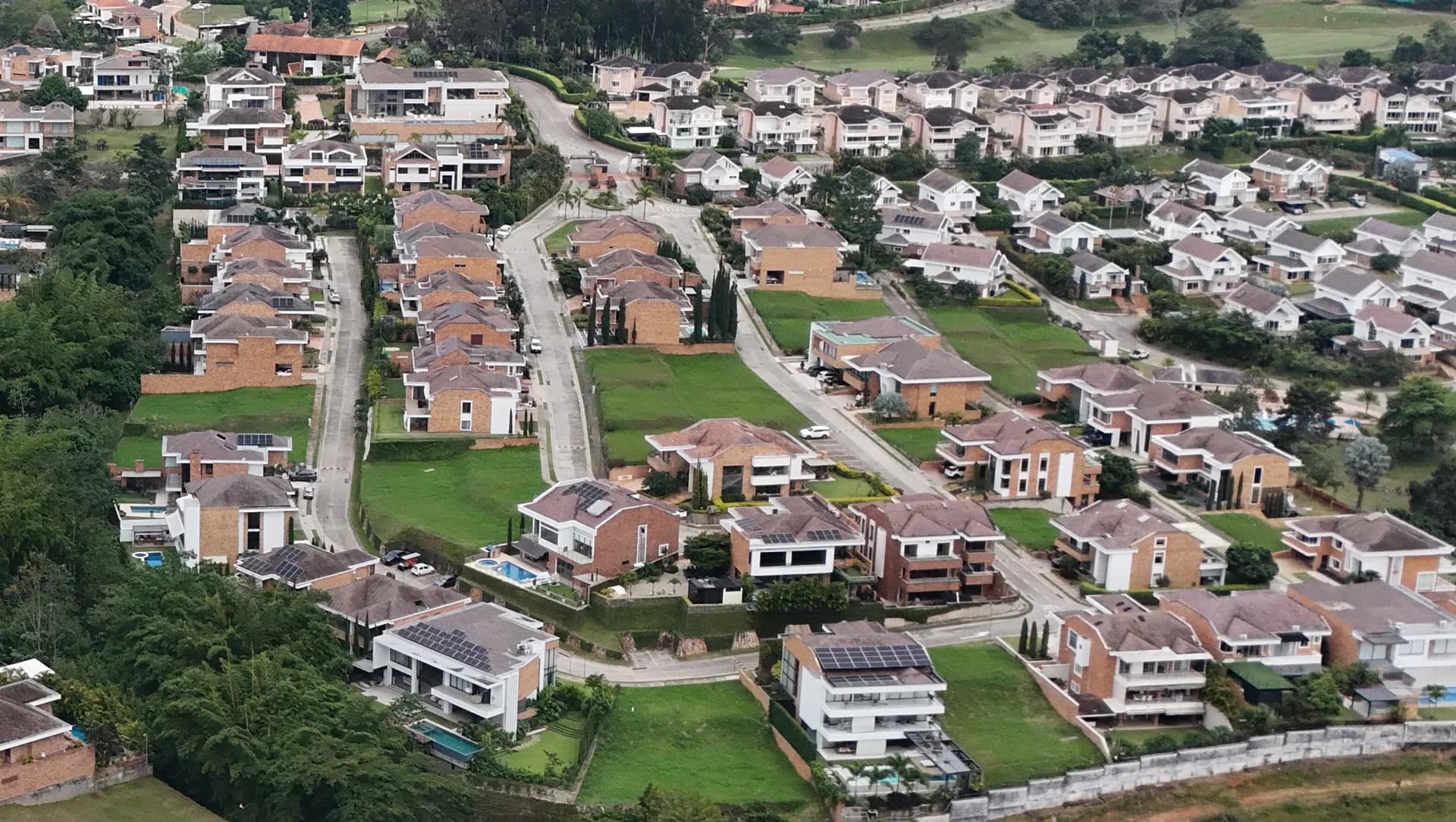 Comprar lote vs casa terminada en Ruitoque: análisis financiero (2026)