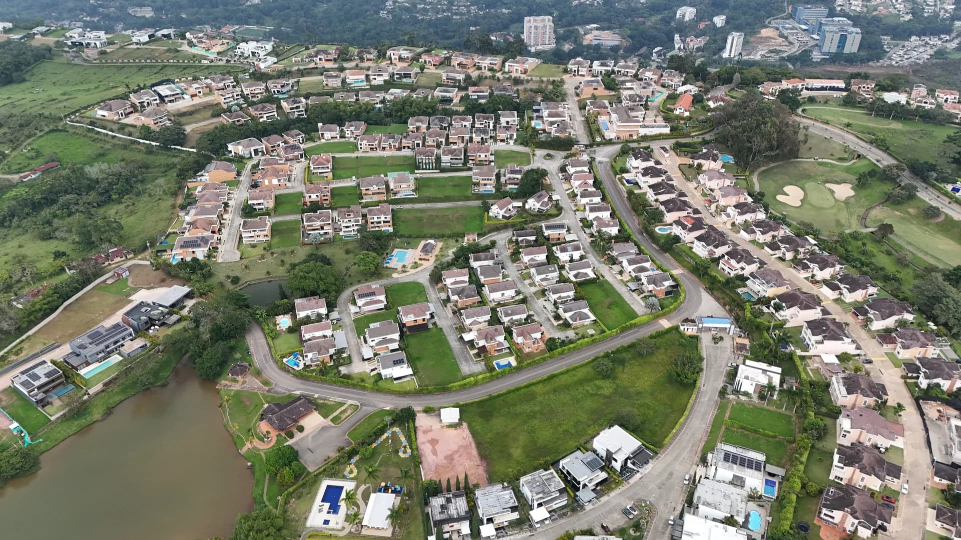 Casas en La Pradera, Ruitoque Condominio, con vista al campo de golf de Ruitoque