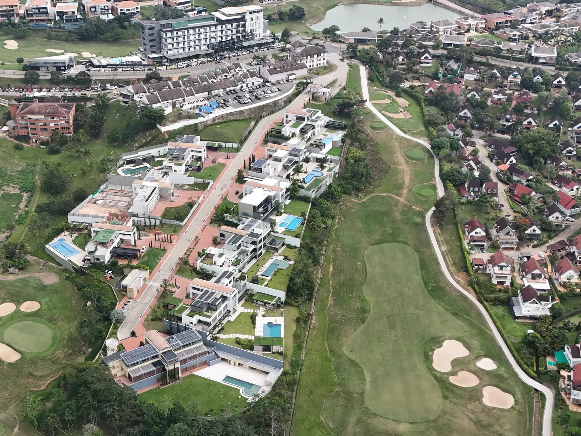 Vista aérea de Madeira, Ruitoque Condominio — sector con casas de carácter europeo junto al campo de golf