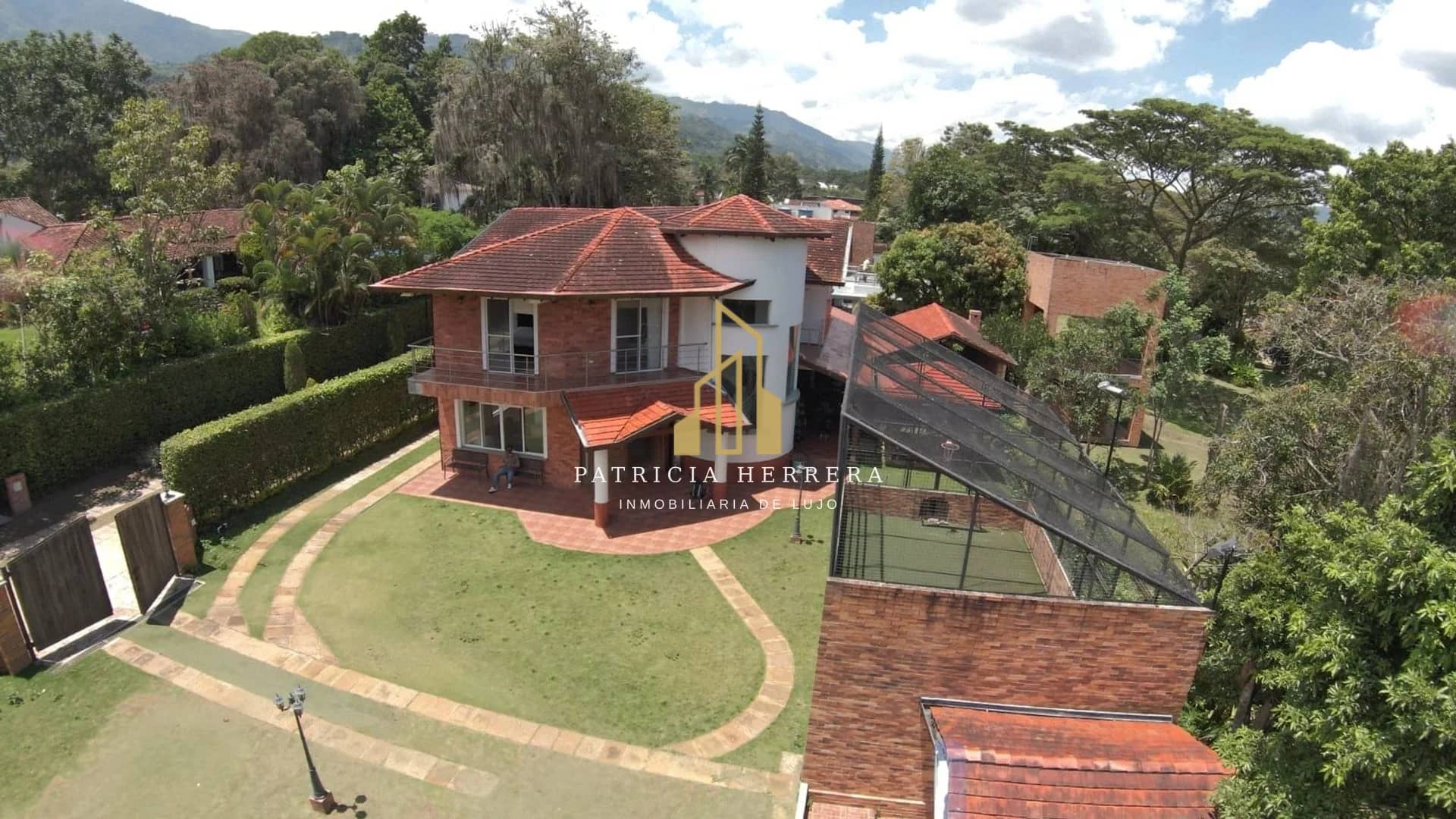 Casa Campestre con cancha Multiple a dos min de Cajasan centro Recreacional, Conjunto cerrado
