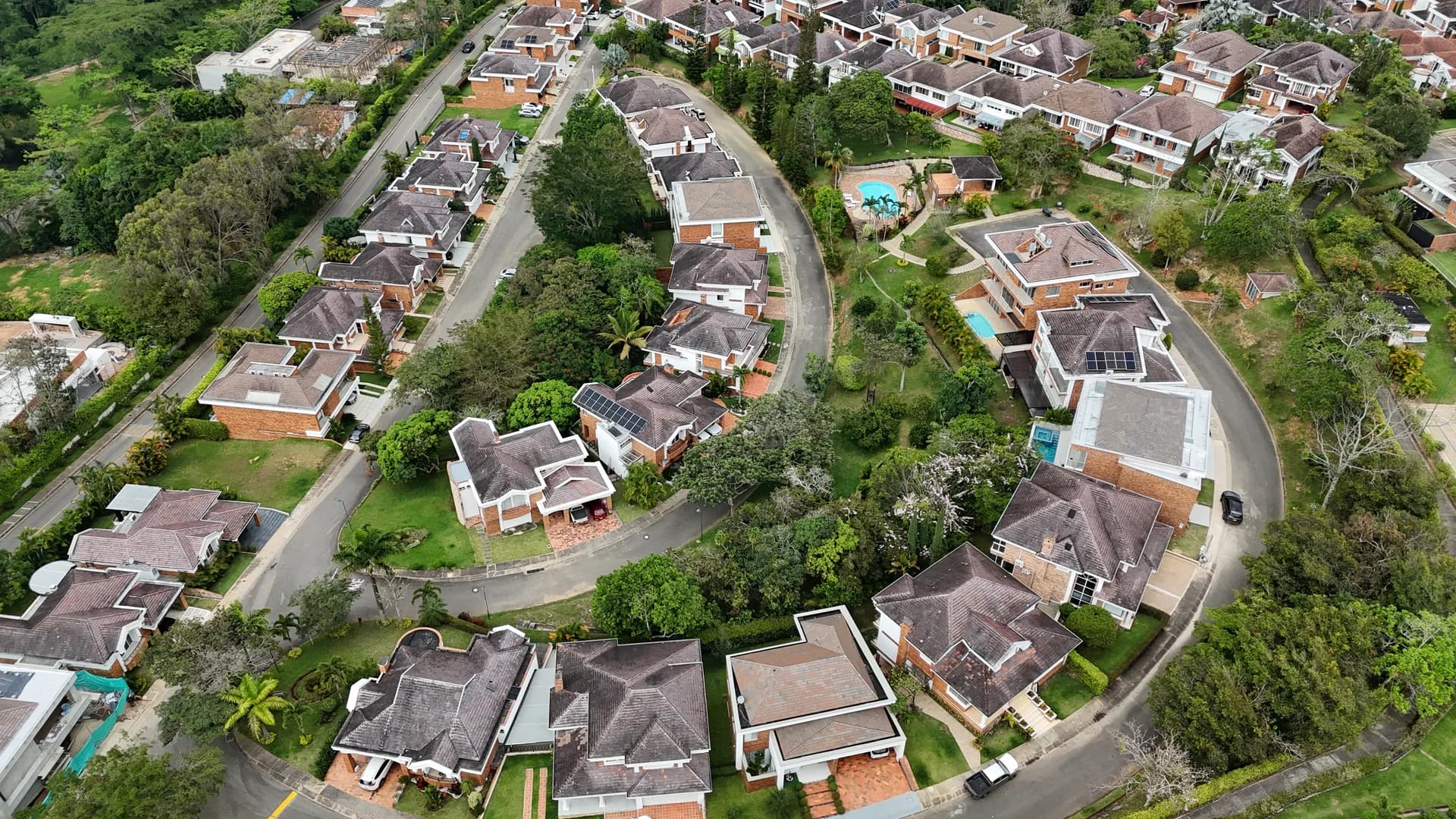Entorno boscoso de Bosque Alto, Ruitoque Condominio, con vegetación nativa y casas integradas