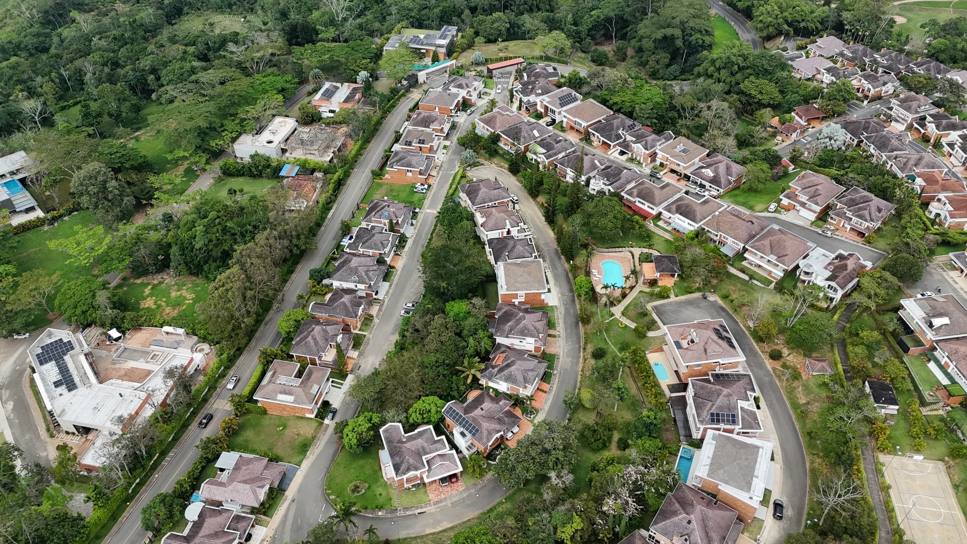 Vista aérea de Bosque Alto, Ruitoque Condominio — bosque nativo denso en las cotas más altas del condominio