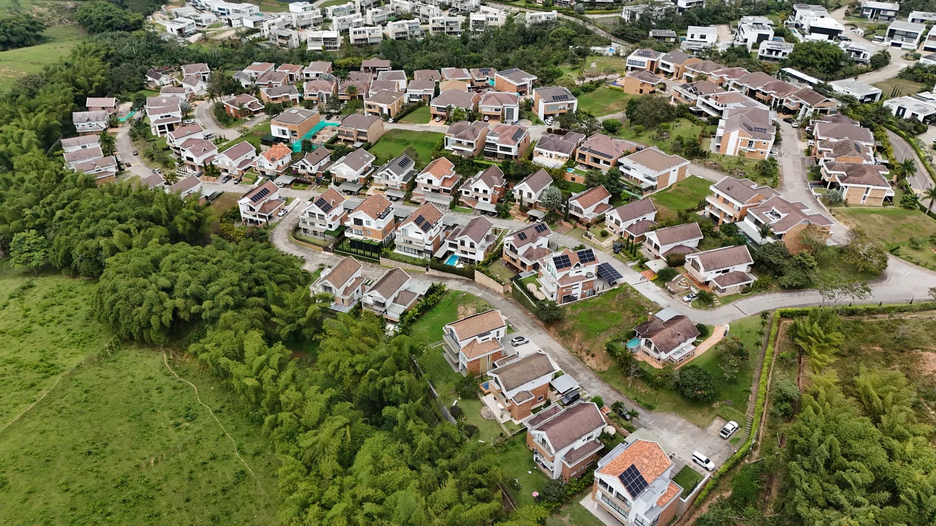 Casas y lotes en Buenavista, Ruitoque Condominio, con vistas despejadas al valle