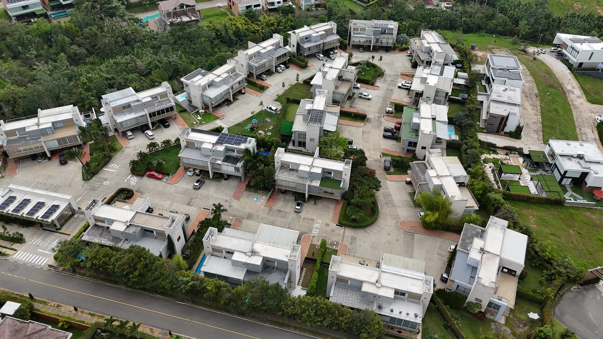 Sector Casas del Bosque, Ruitoque Condominio, con casas campestres rodeadas de árboles nativos