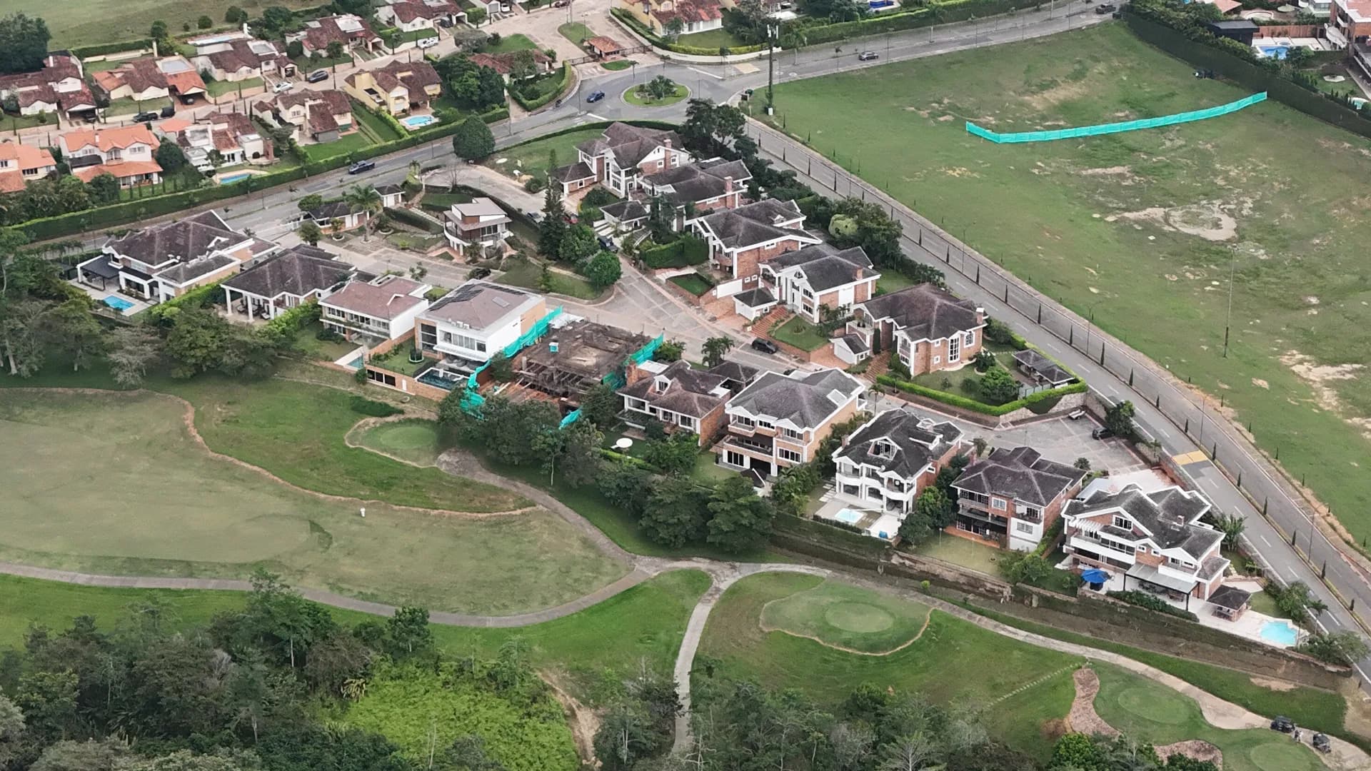 Vista aérea de La Lomita, Ruitoque Condominio — sector elevado con vistas panorámicas al valle de Bucaramanga