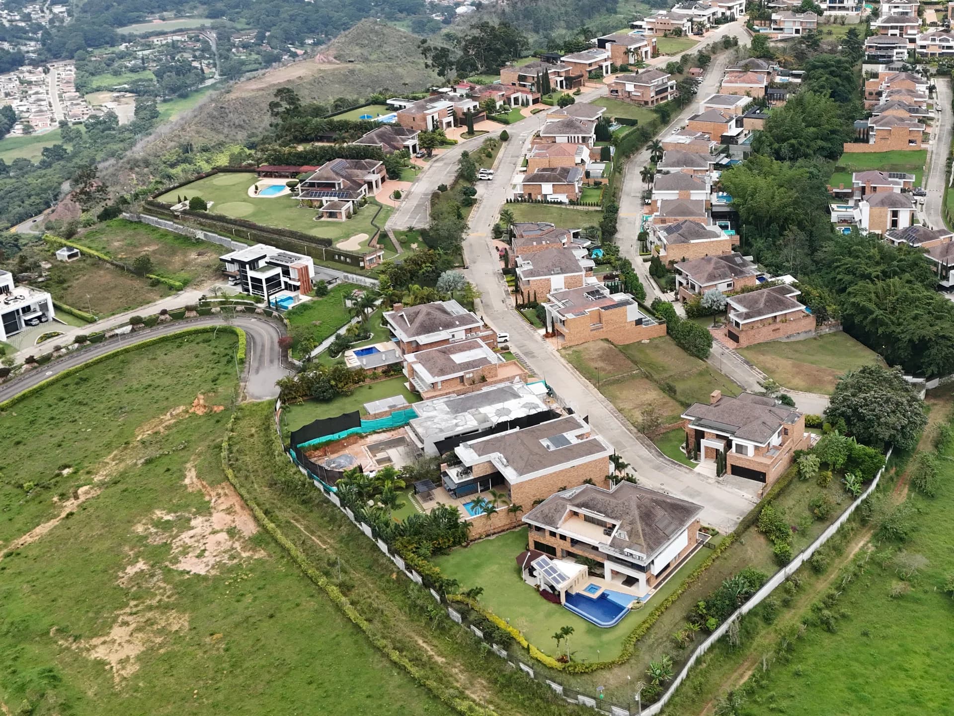 Casas de La Montaña, Ruitoque Condominio, inmersas en bosque nativo con vistas al valle de Bucaramanga