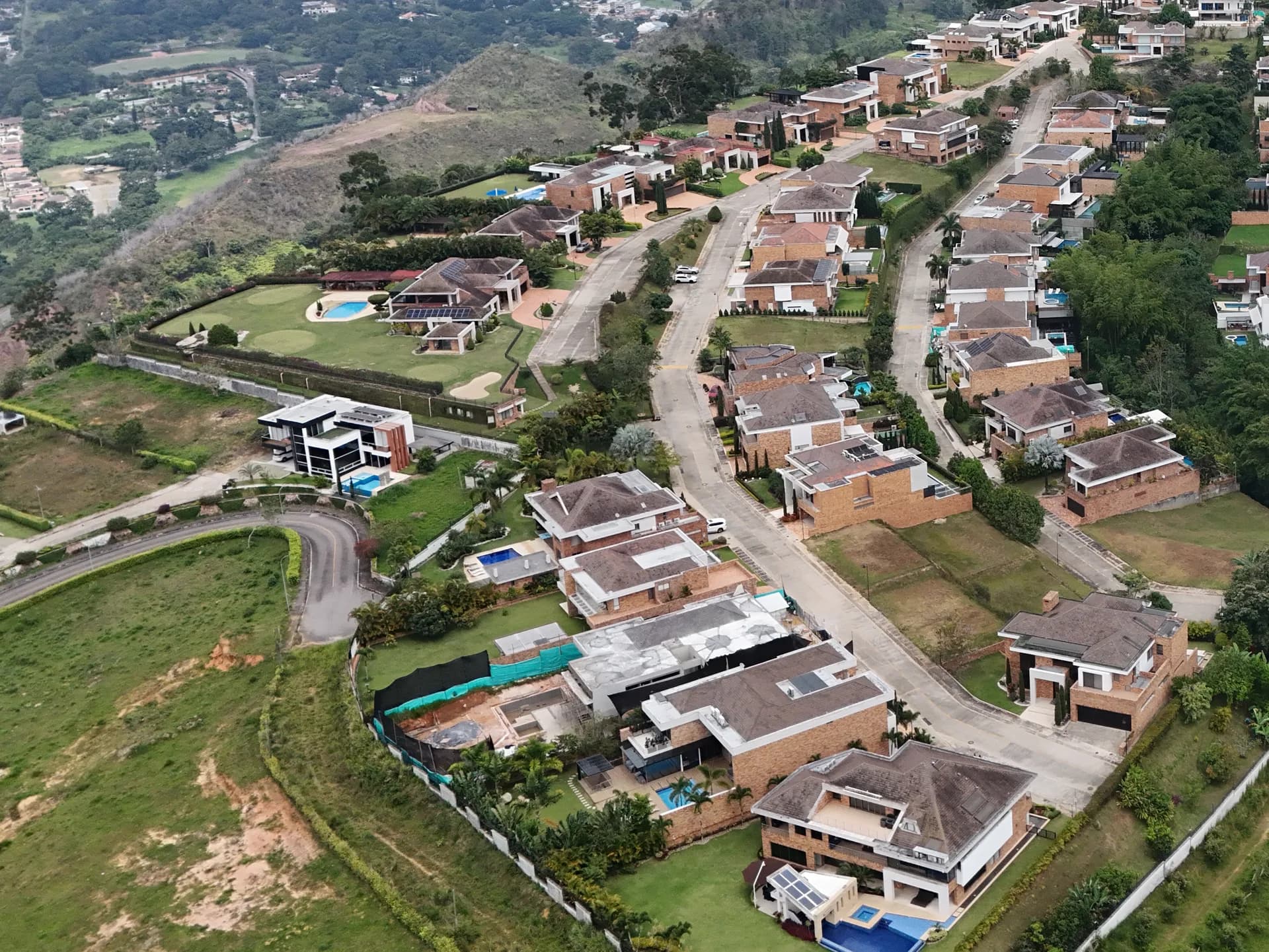 Vista aérea de La Montaña, Ruitoque Condominio — sector elevado con bosque nativo y casas campestres