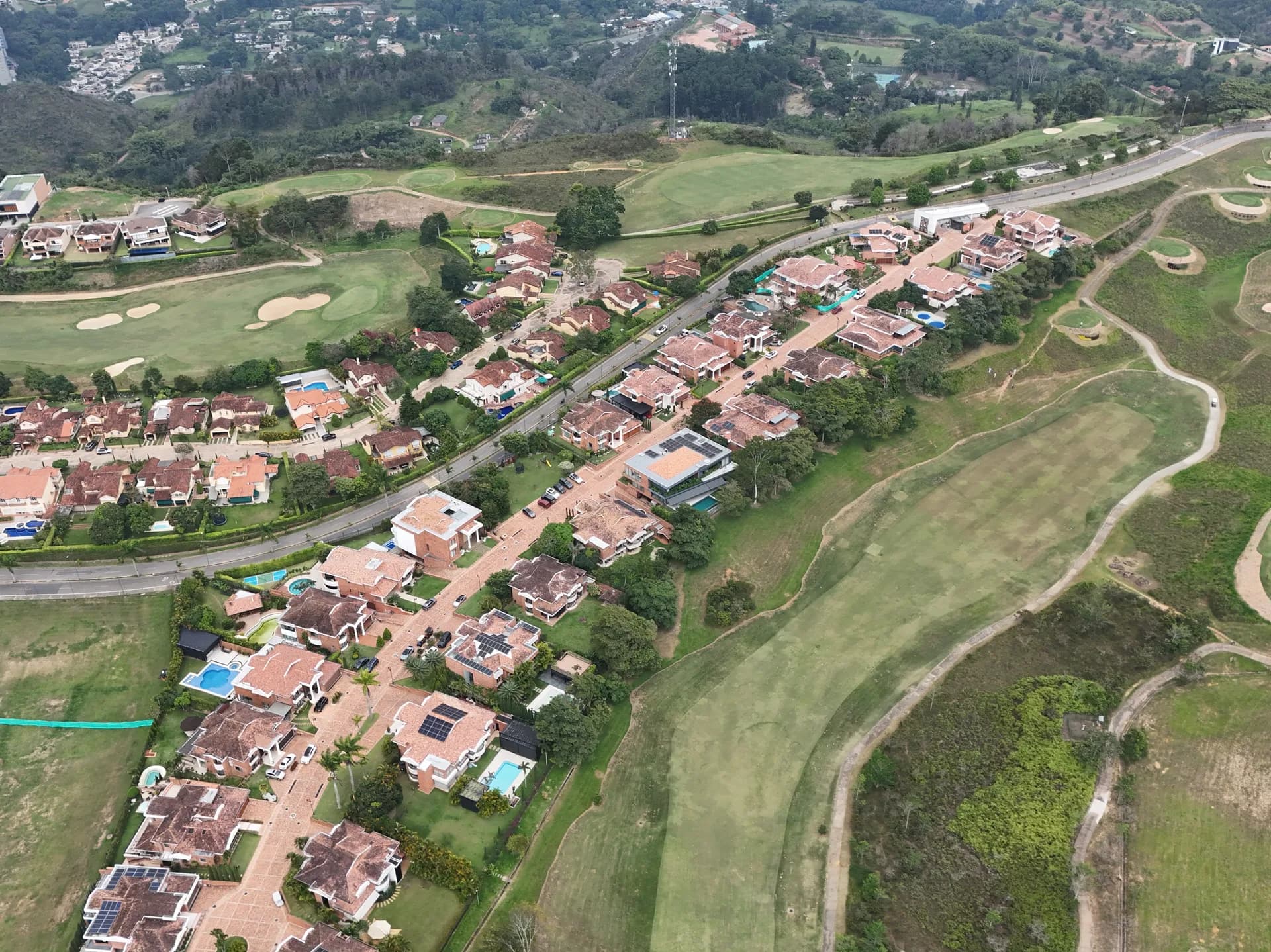 Vista aérea de Montereal, Ruitoque Condominio — sector residencial campestre con casas y jardines