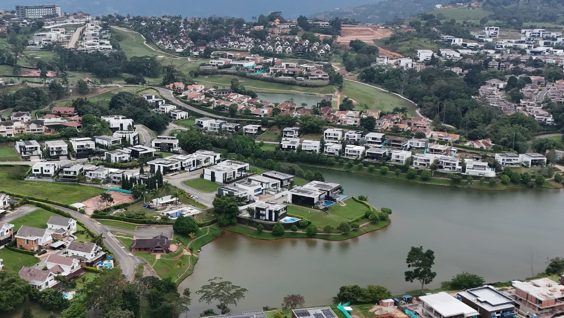 Sector Náutica Bay dentro de Ruitoque Condominio, Floridablanca, con vegetación y vías internas