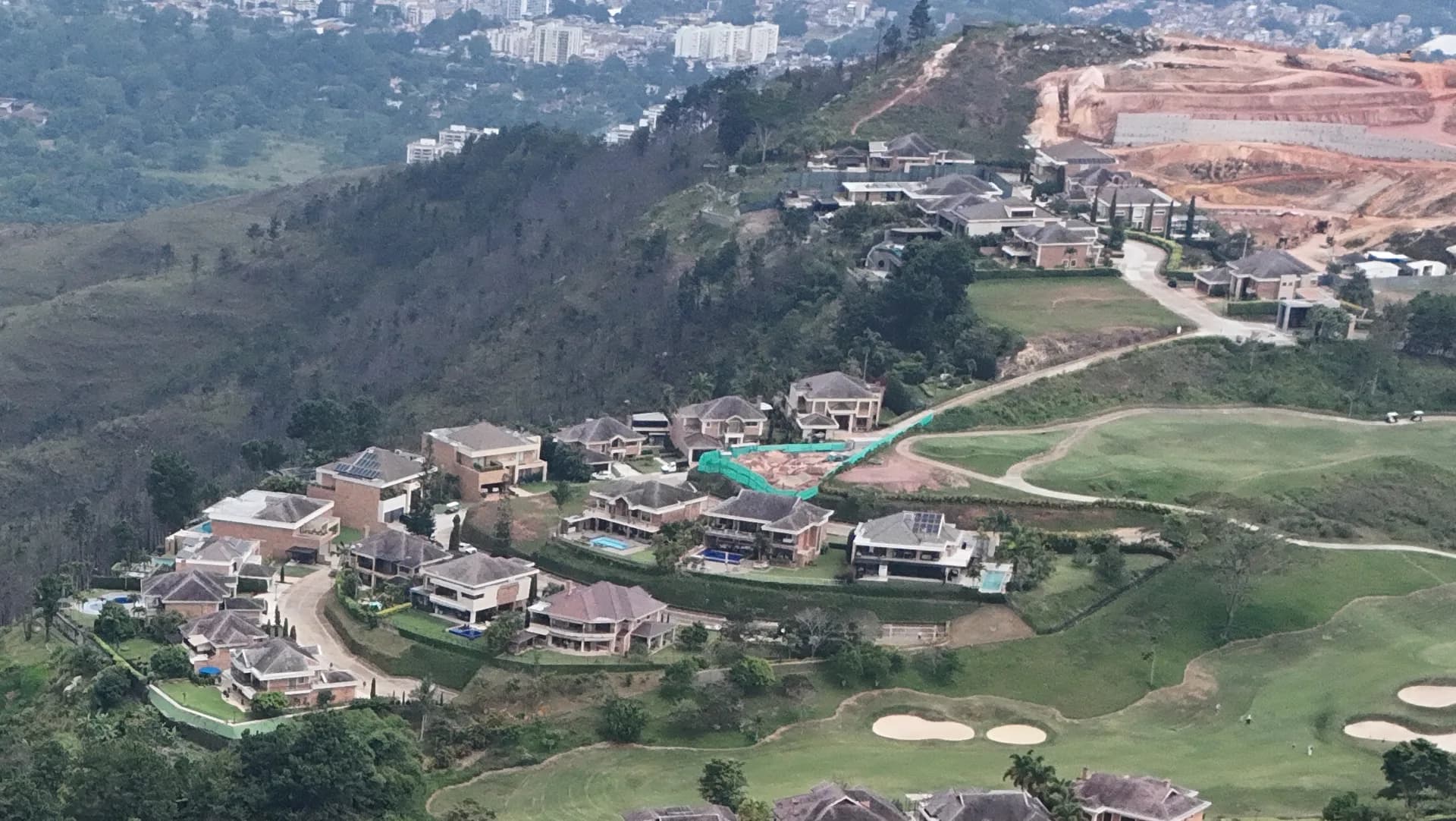 Casas en Pico del Águila, Ruitoque Condominio, con vistas abiertas sobre el horizonte de Santander