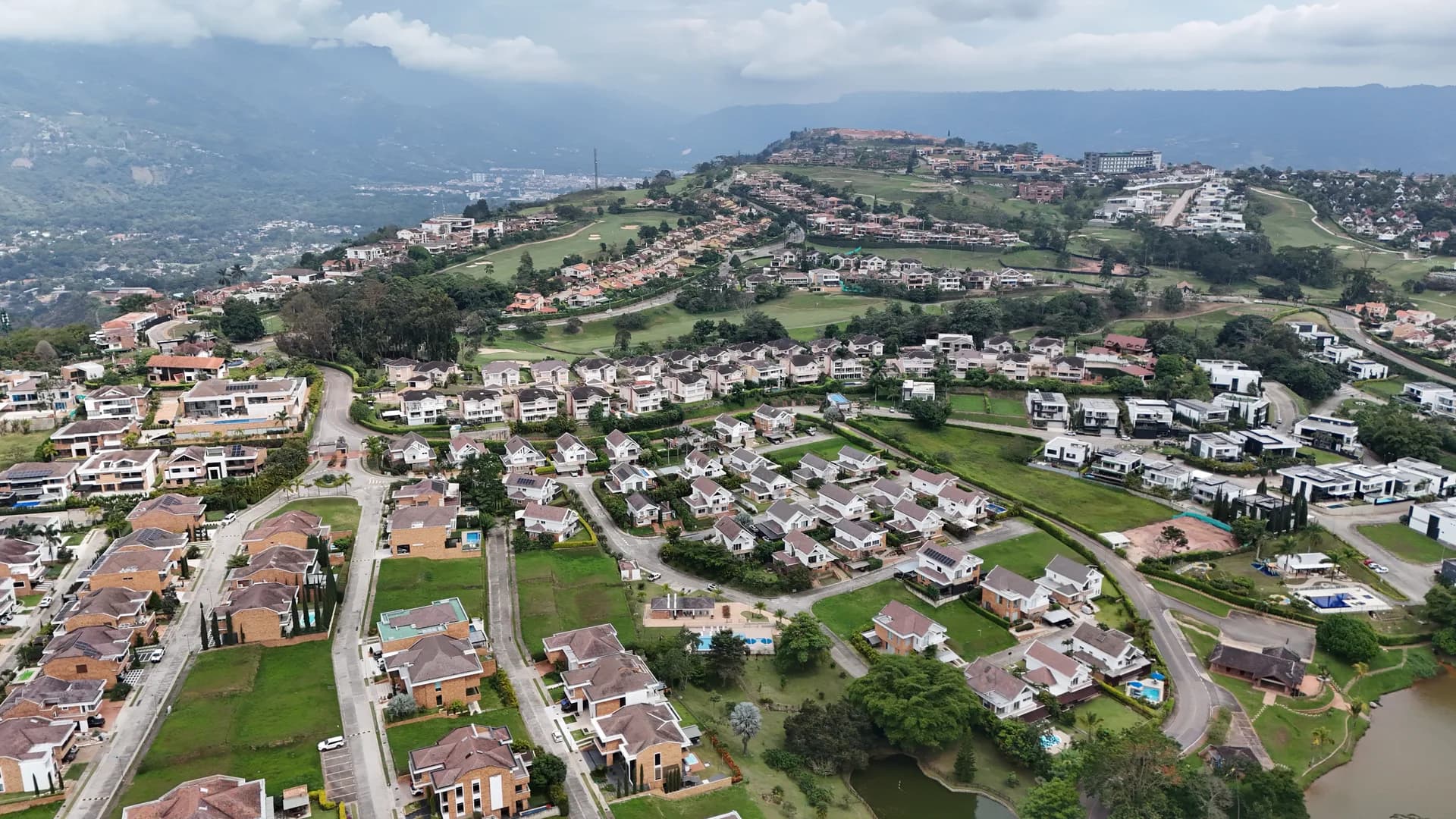 Arras en compraventa de inmueble: tipos y riesgos en Colombia