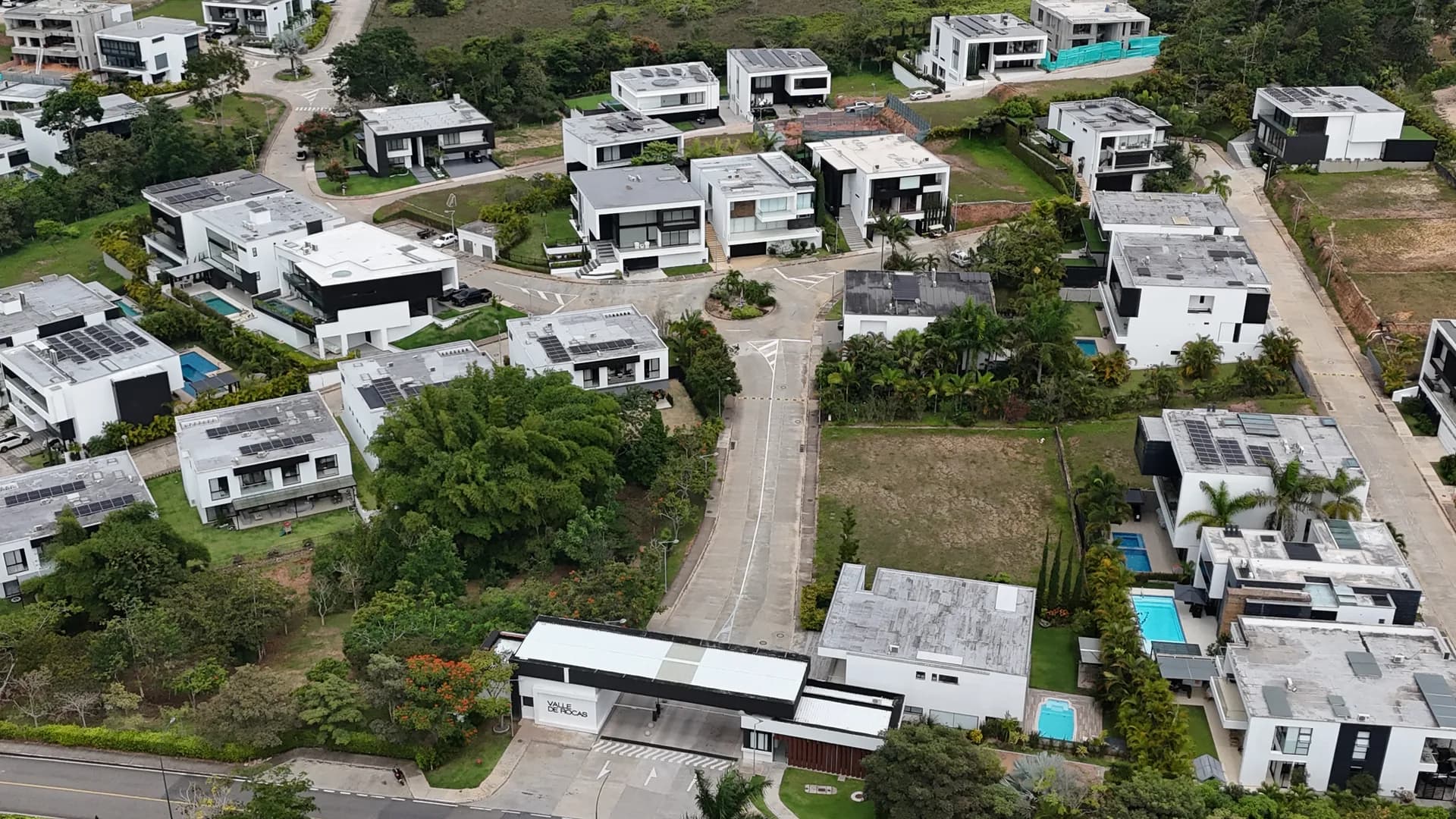 Portería y acceso a Valle de Rocas, Ruitoque Condominio, con paisaje agreste característico del sector
