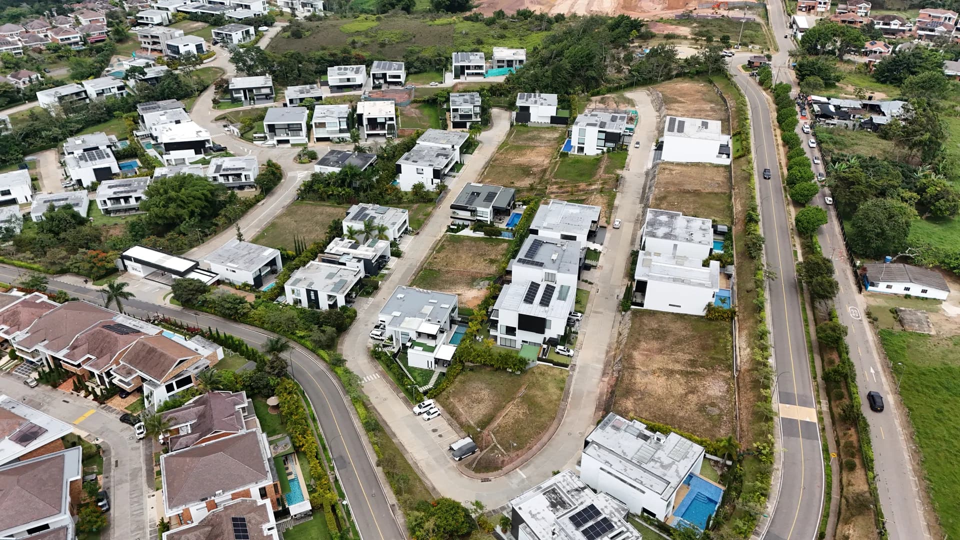 Vista aérea de Valle de Rocas, Ruitoque Condominio — sector con formaciones rocosas naturales y casas campestres