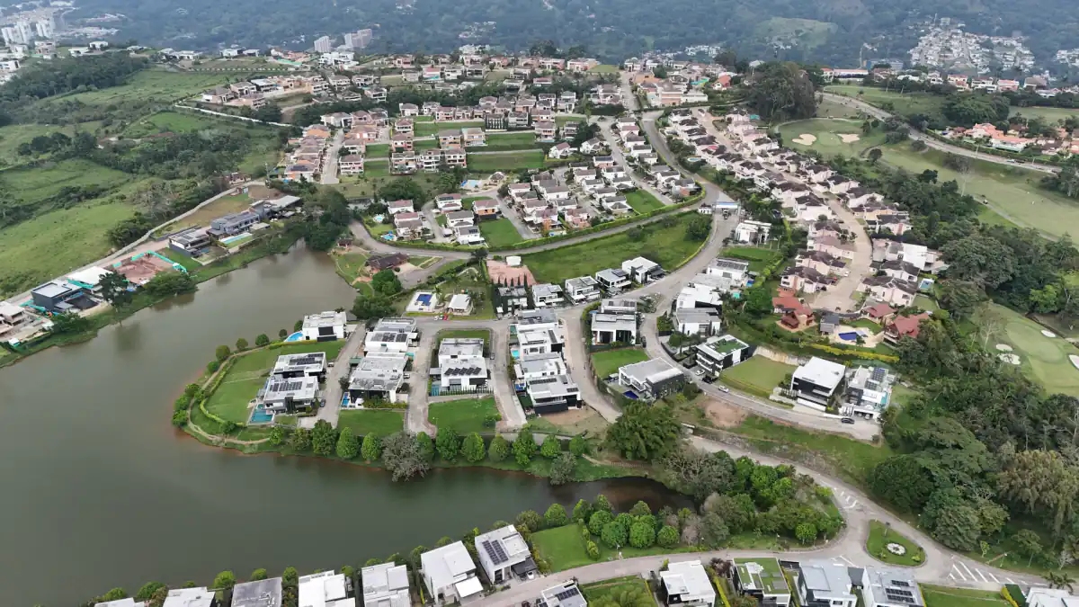Náutica Bay en Ruitoque Condominio — sector con acceso al lago interior y club náutico