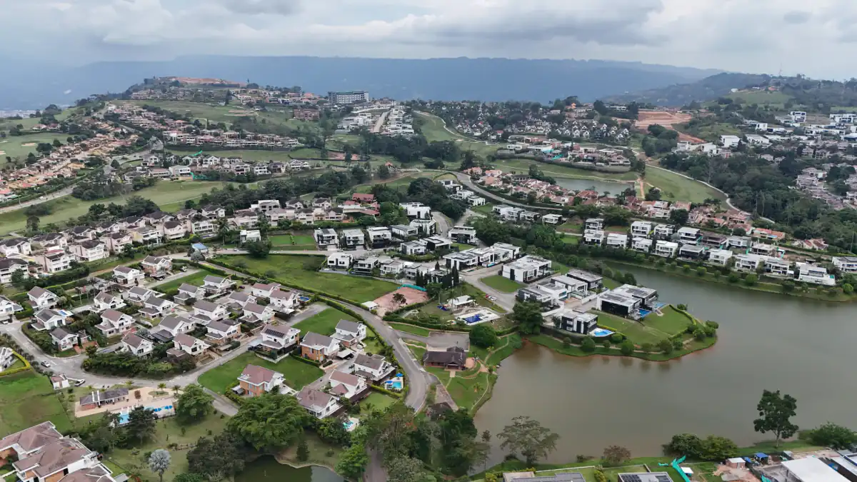 La Pradera y Náutica Bay desde el aire — dos sectores prime de Ruitoque Condominio