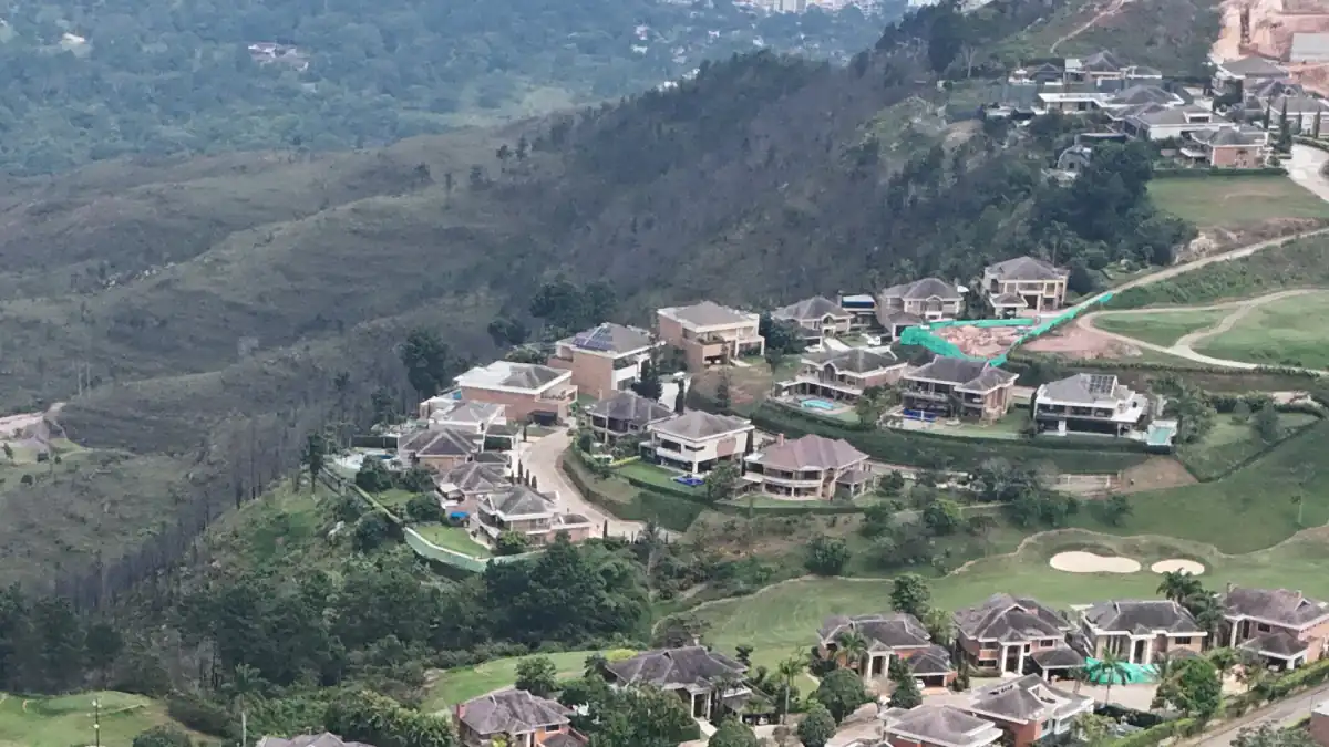 Vista aérea de viviendas y relieve verde en Pico del Águila, Ruitoque Condominio