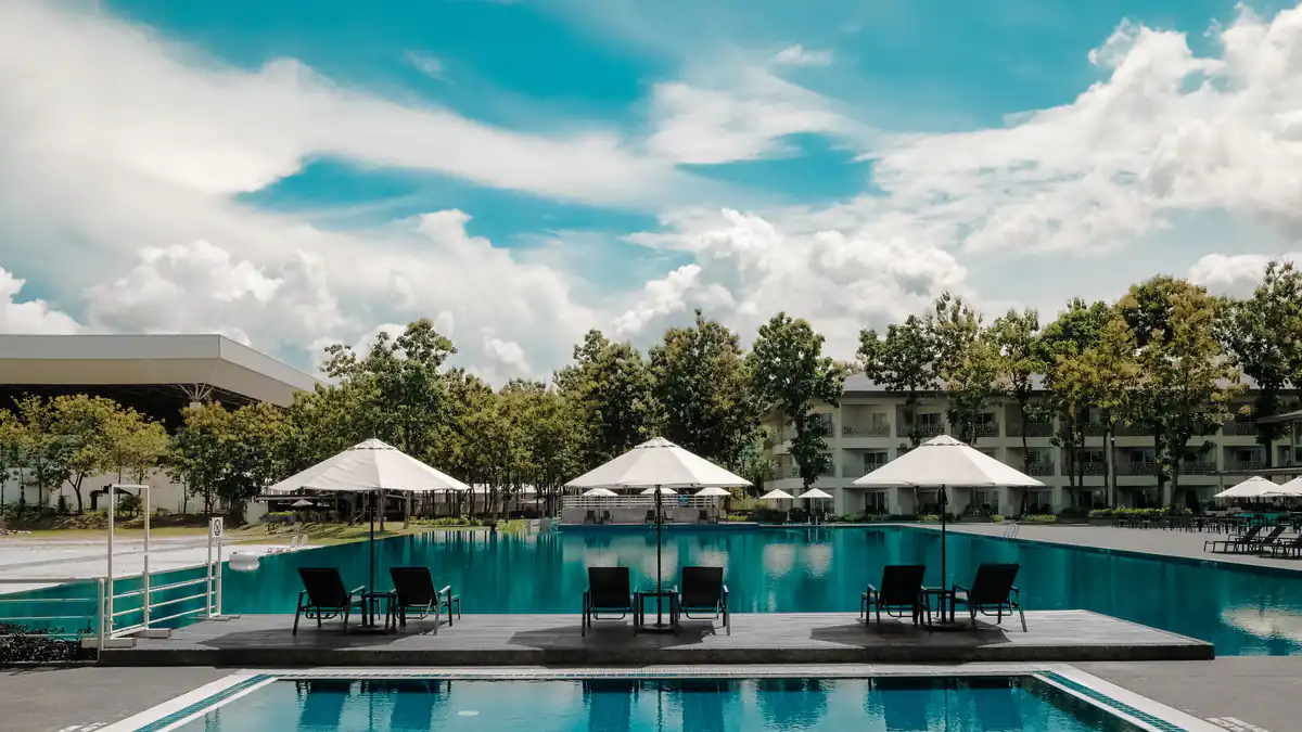 Piscina residencial cuyos equipos, estructura y costos requieren inspección