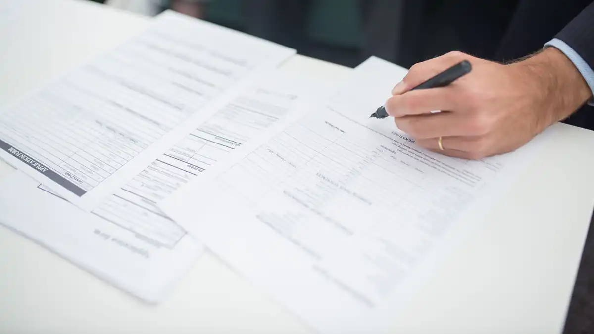 Documentos y cifras que conviene contrastar al leer un Certificado de Tradición y Libertad