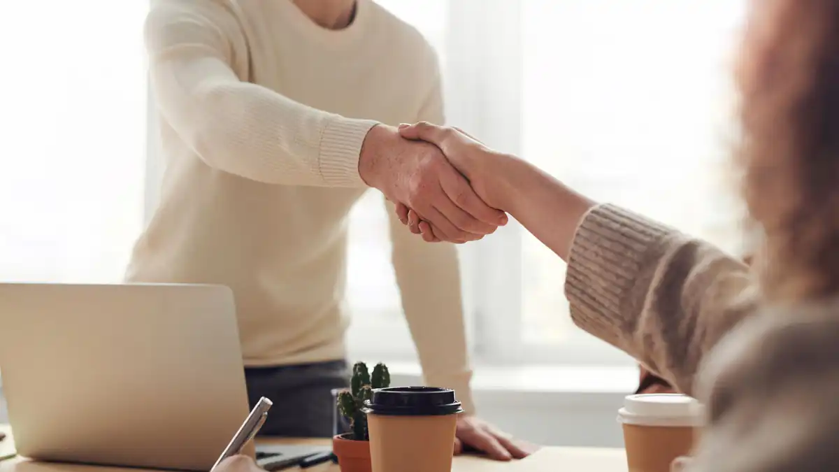 Acuerdo entre propietario y asesor para definir una exclusividad inmobiliaria
