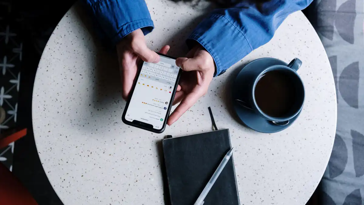 Documentos y computador usados para preparar una oferta de compra de inmueble