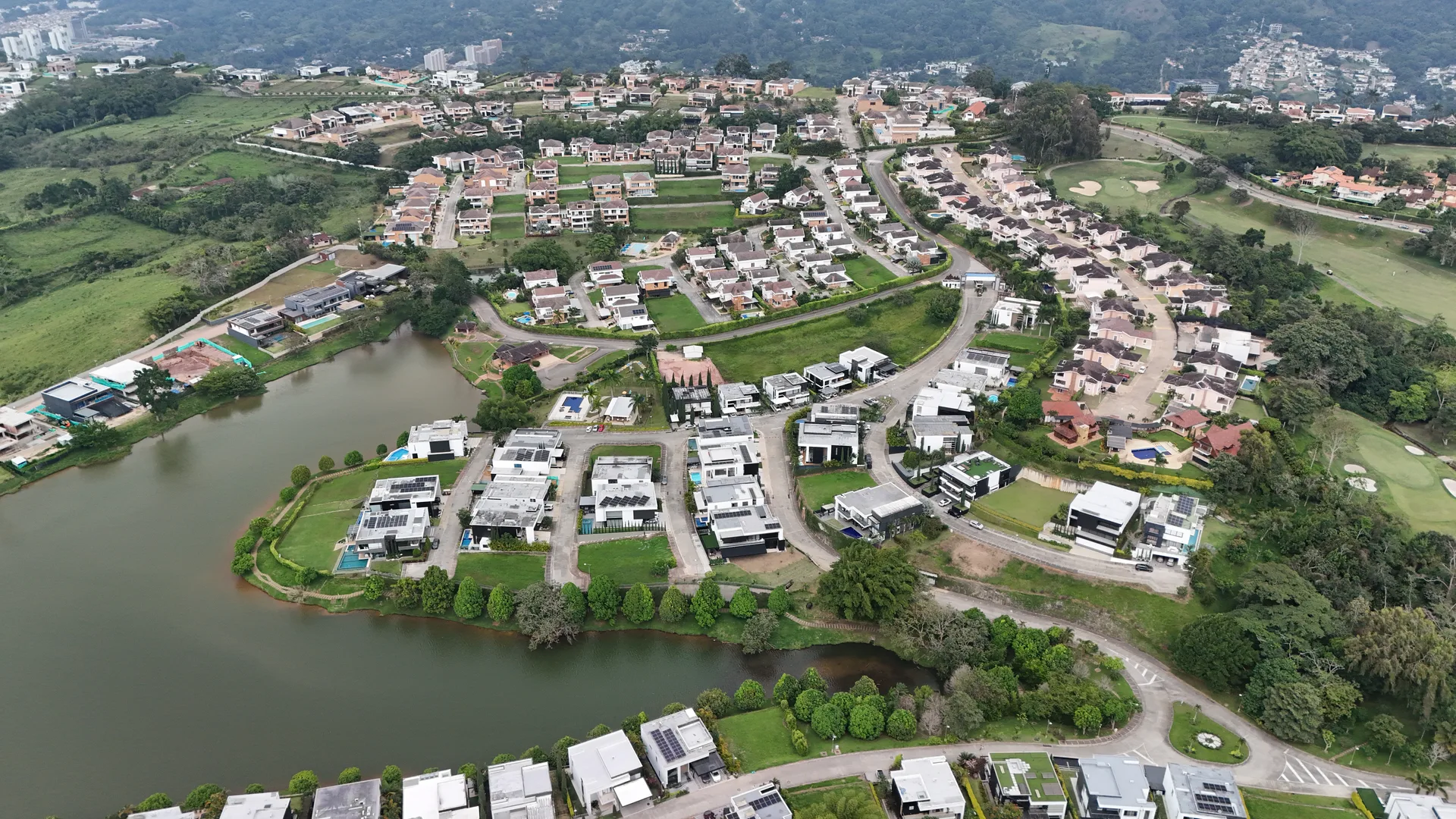 Náutica Bay en Ruitoque Condominio — sector con acceso al lago interior y club náutico