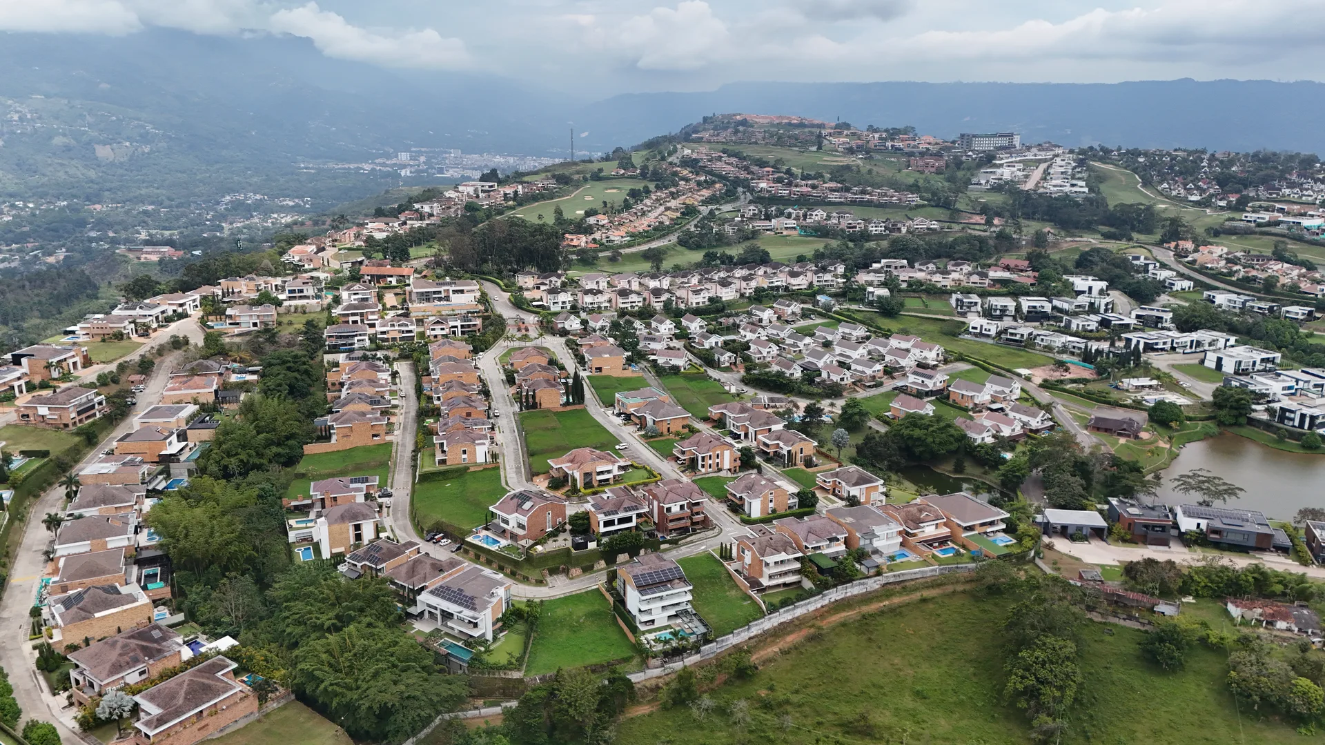Fachada de una vivienda cuyo folio inmobiliario debe verificarse antes de comprar
