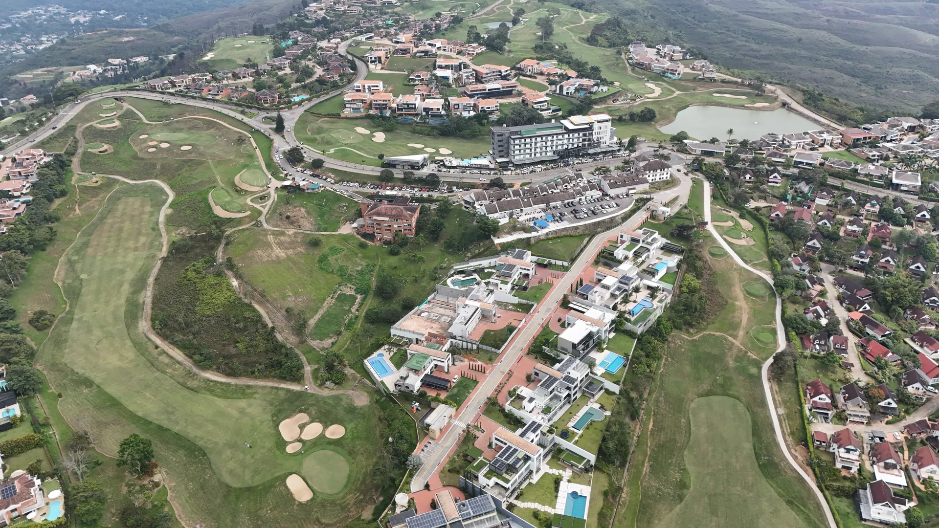Piscina residencial cuyos equipos y estructura requieren inspección